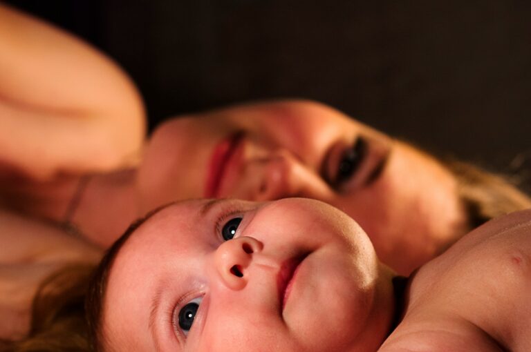 Discover what experienced midwives say about baby blues vs postpartum depression. Learn real signs, natural support products, and expert tips for emotional recovery.
